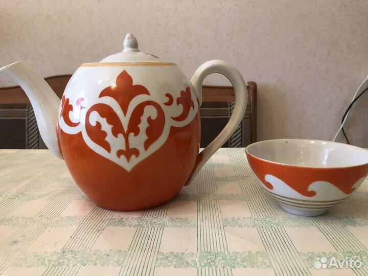 Чайные сервизы, горшочки, супница и сливочник