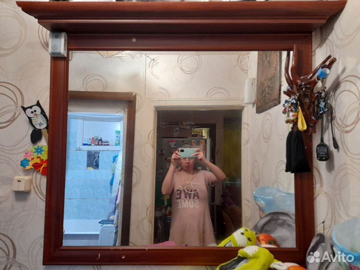 Комод,зеркало,тумбочка