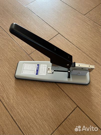 Офисный степлер