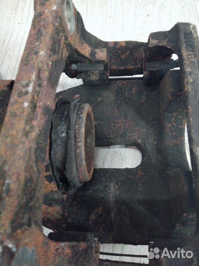 Суппорт тормозной перед Renault kangoo 2 Лев
