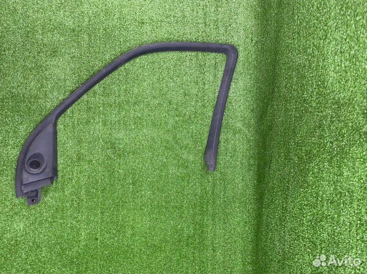 Рамка стекла двери передняя правая Land Rover