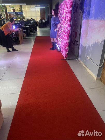 Красная ковровая дорожка + столбики