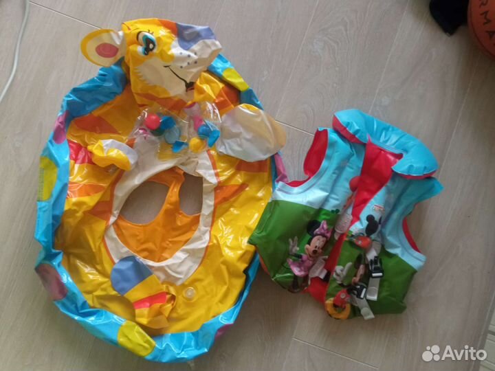 Надувной жилет и лодочка