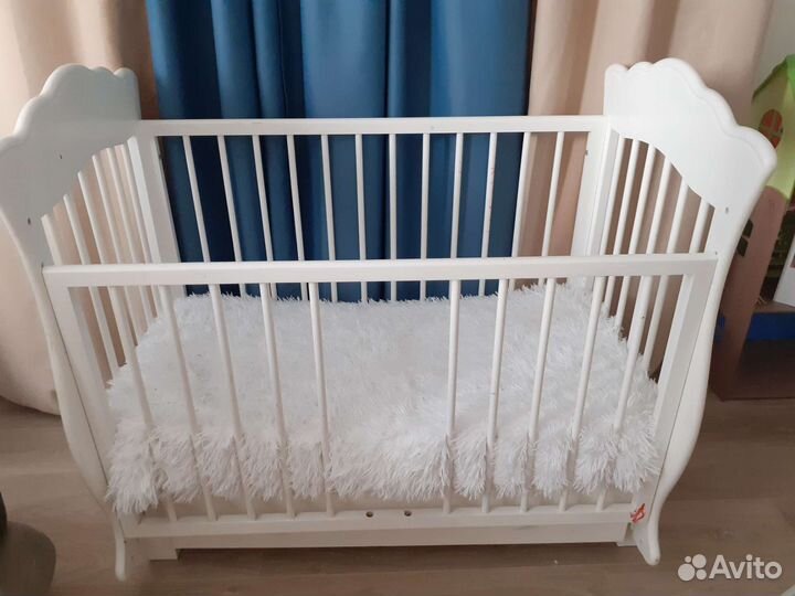 Детская кроватка с маятником