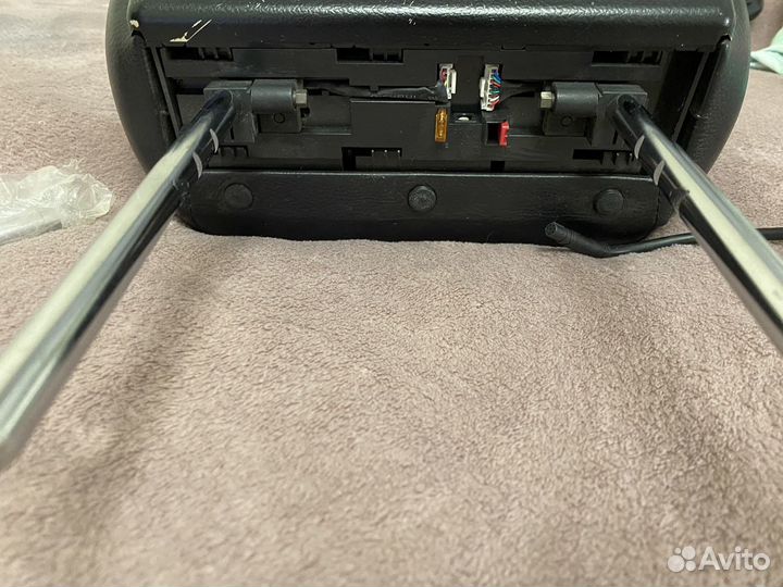 Встроенный монитор macrom в подголовник