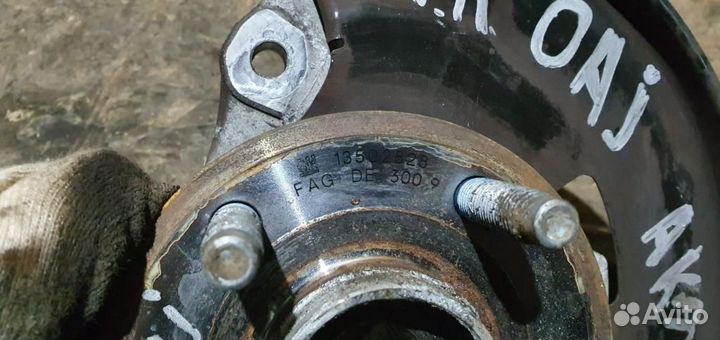 Кулак поворотный передний левый Opel Astra J 2010