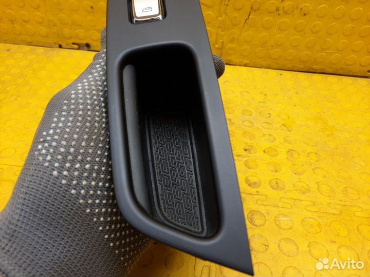 Блок управления стеклоподъемниками задний правый