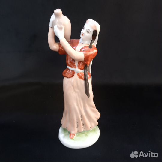 Девушка с кувшином