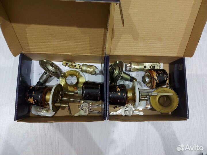 Комплект дверных ручек с защёлкой