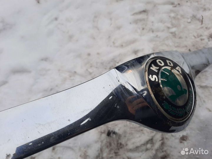 Молдинг с эмблемой(сабля) на Skoda fabia