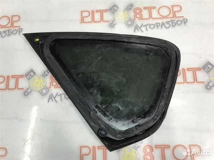 Стекло боковое глухое правое Nissan Fuga (Y50) 20