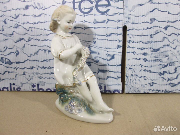 Фарфоровая статуэтка девушка с венком гжель