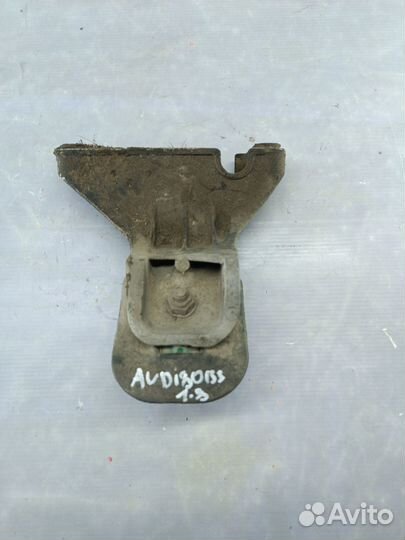 Кронштейн двигателя Audi 80 B3