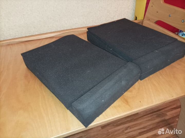 Подставки под студийные мониторы