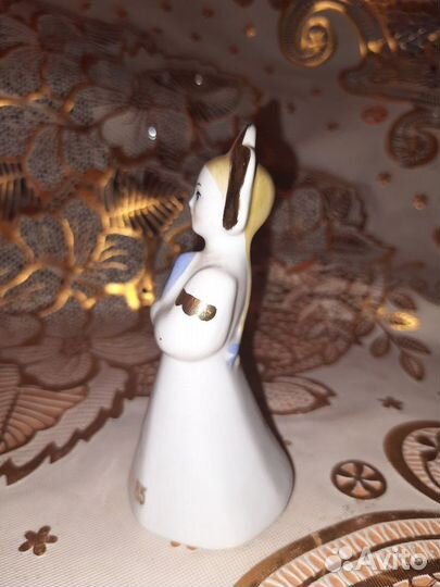 Статуэтка Девушка с голубем 1985г. СССР