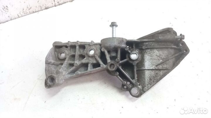 Кронштейн генератора Renault Megane 3