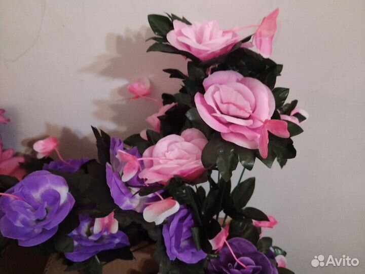 Искусственные цветы на кладбище