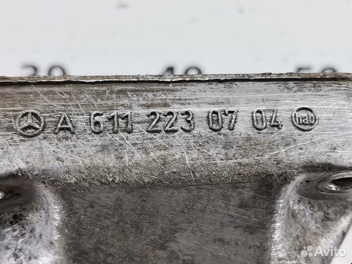 Кронштейн двигателя Mercedes-Benz E-Класс