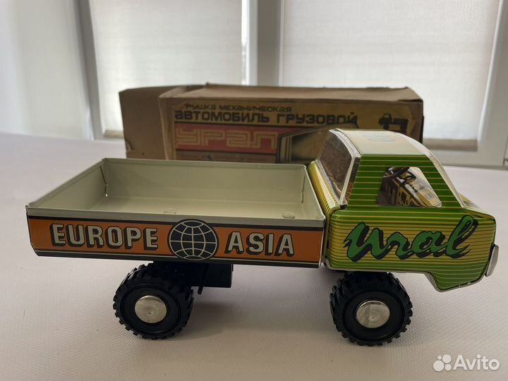 Детская машинка О урал заводная С ключом