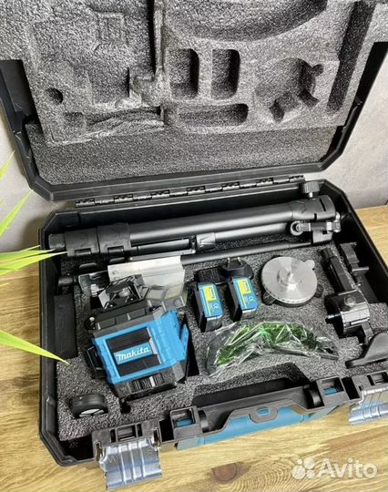 Линейный лазерный уровень Makita 4D со штативом