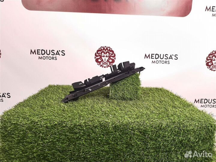 Кронштейн накладки двери багажника левый Maserati