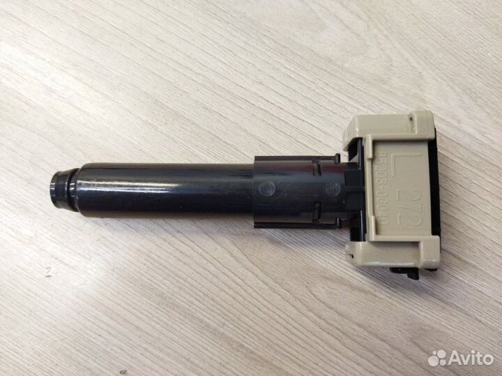 Форсунка омывателя фары передняя левая Toyota Land