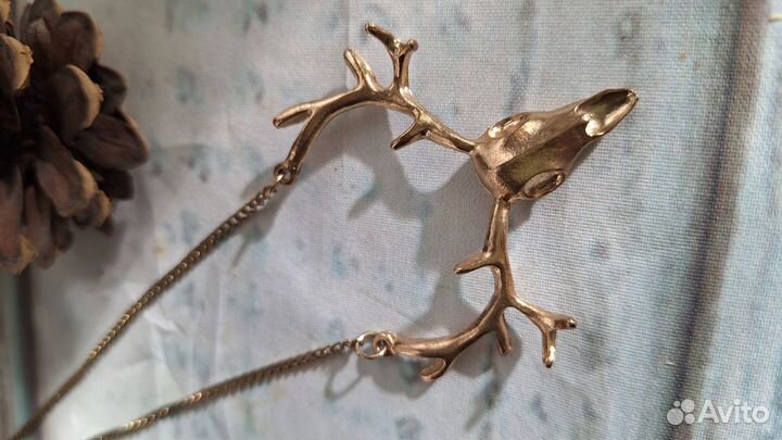 Подвеска с оленем