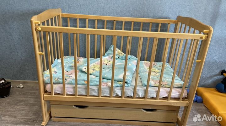 Детская кроватка с маятником