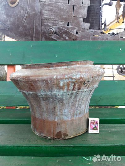 Большой старинный медный чан, котел, чугунок