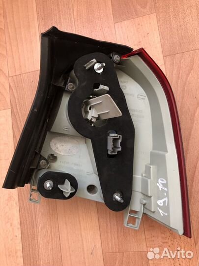 Фонарь левый наружный Volvo XC70 2