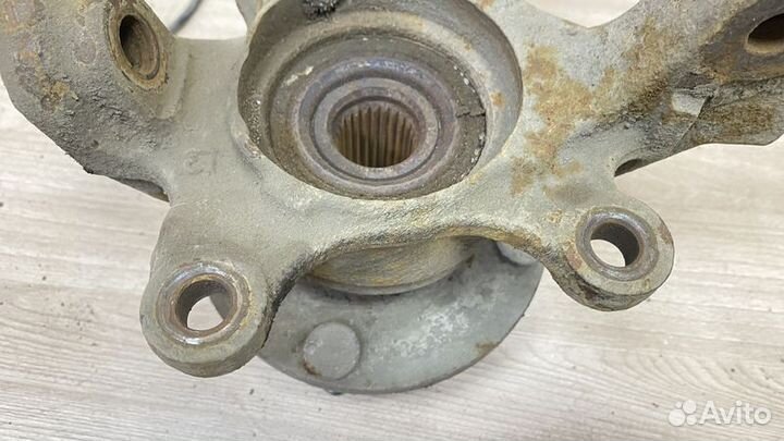 Кулак передний левый Nissan Bluebird Sylphy