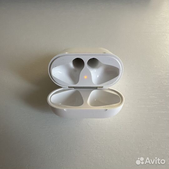 Apple AirPods Charging Case