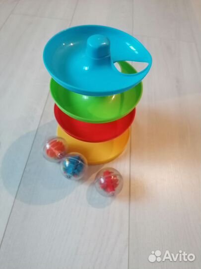 Пирамида-горка с шариками