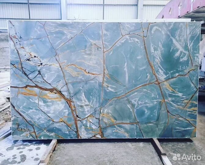 Стол с каменной столешницей. Декор на стену. Оникс