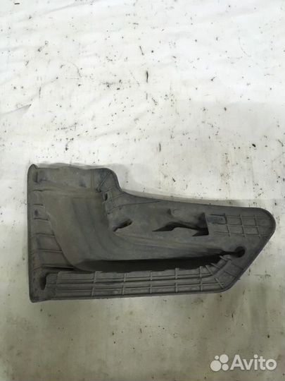 Рамка противотуманной фары задняя левая Kia Rio 3