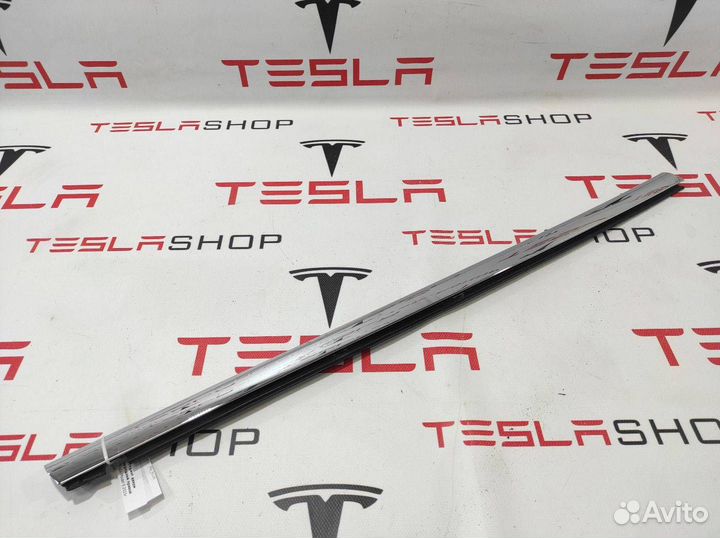 Молдинг двери передней правой Tesla Model S 2015