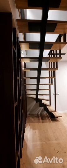 Лестница на металлокаркасе с поворотом