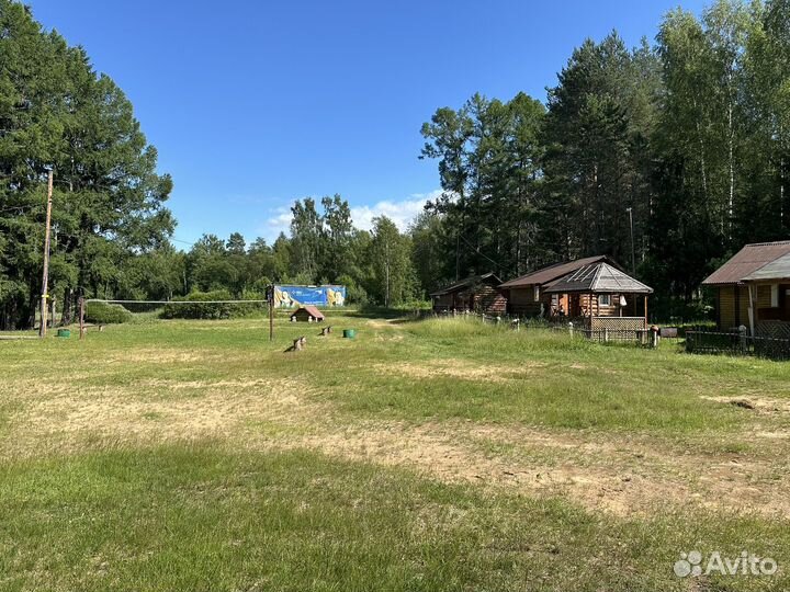 Домик на берегу озера