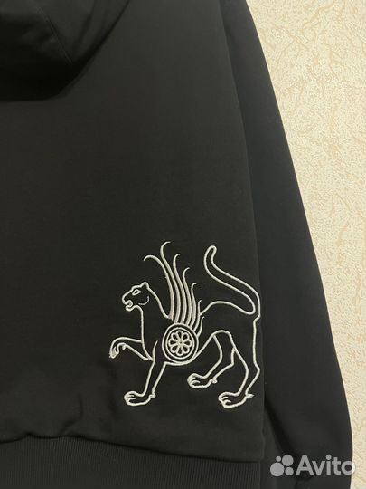 Спортивная одежда бренда 