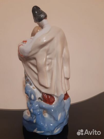 Статуэтка фарфоровая 