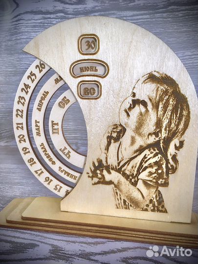 Вечный календарь из дерева