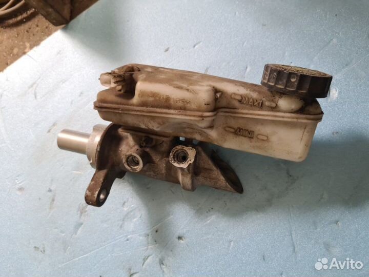 Главный тормозной цилиндр Renault Fluence седан