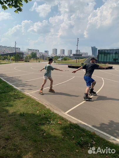 Инструктор по катанию на роликах