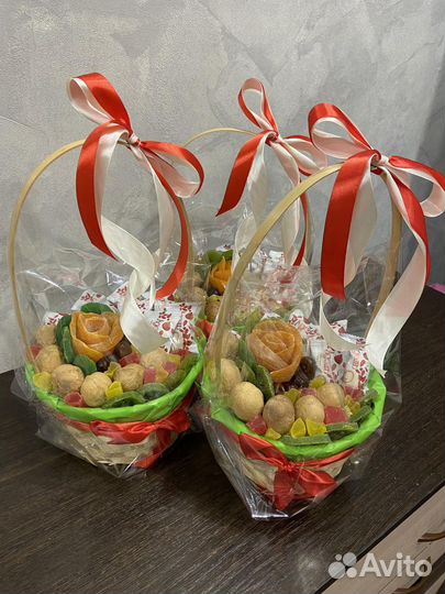 Корзинка с конфетами и сухофруктами на 8 марта