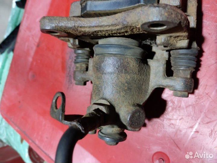 Суппорт задний левый Audi 100 седан 2.5 AAT 1991