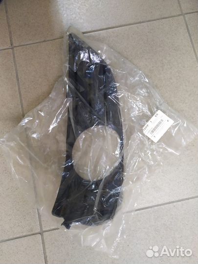 Решетка противотуманной фары правая geely MK Cross