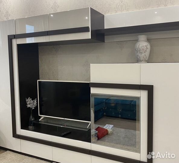 Полка стеклянная под тв