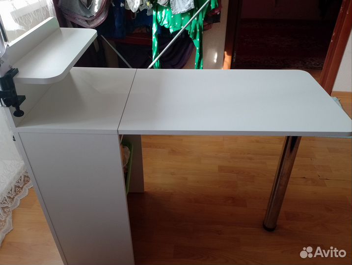 Маникюрный стол