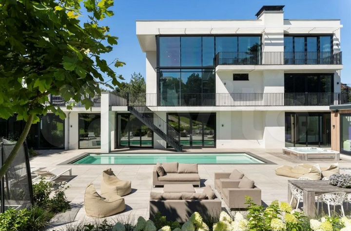 Дом 350 м² на участке 15 сот.