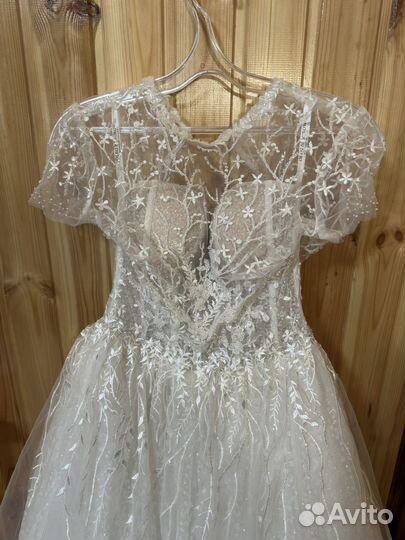 Свадебное платье со шлейфом